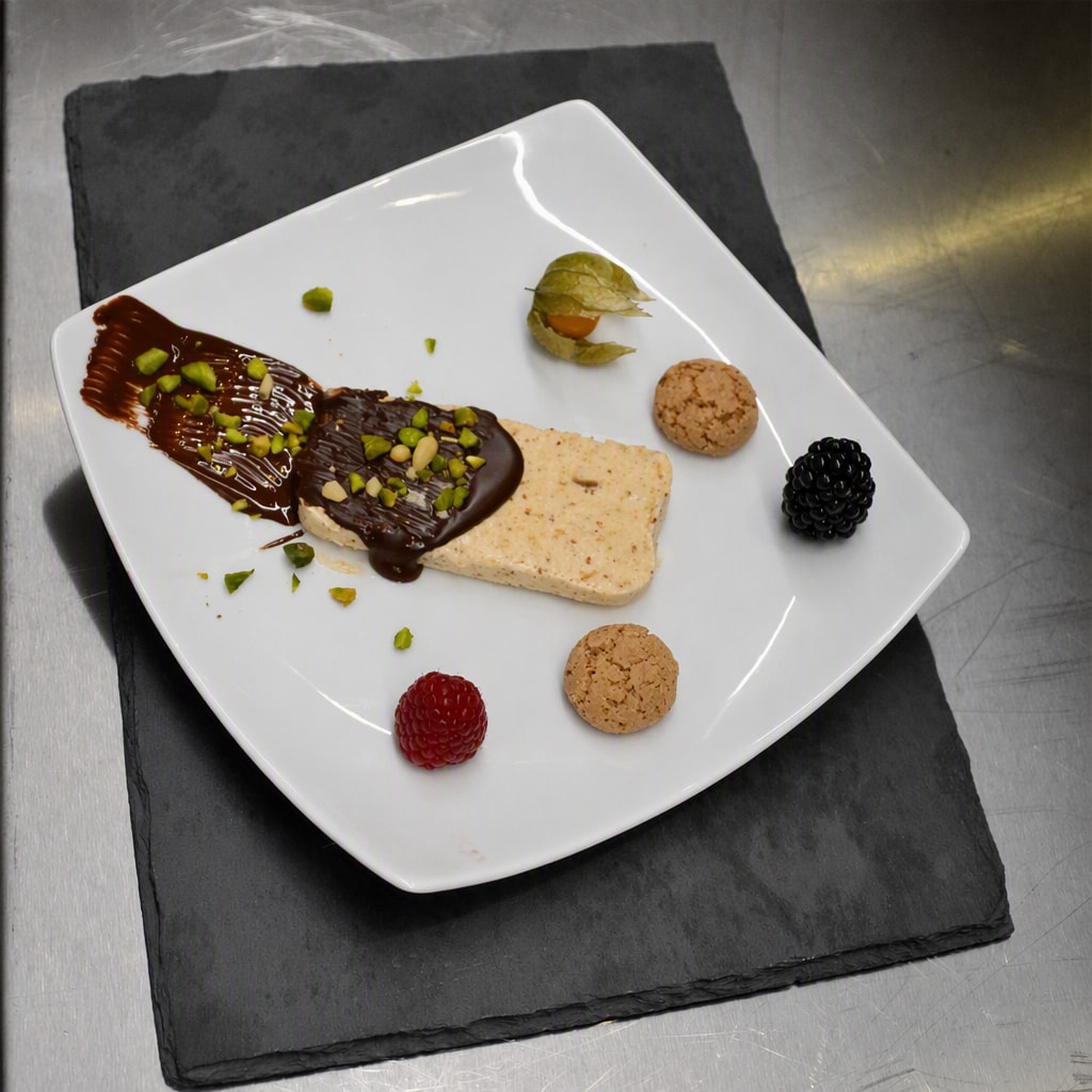 Semifreddo med sjokoladesaus, hakket pistasj, amarettikjeks og friske bær
